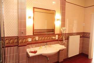 Отель Fontush Boutique Hotel Ивано-Франковск Улучшенный люкс-7