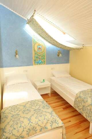 Отель Fontush Boutique Hotel Ивано-Франковск Стандартный двухместный номер с 2 отдельными кроватями-1