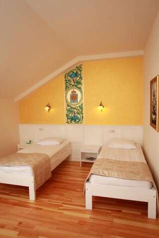 Отель Fontush Boutique Hotel Ивано-Франковск Стандартный двухместный номер с 2 отдельными кроватями-7